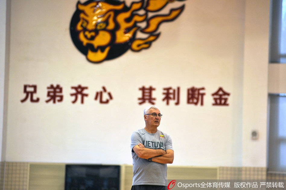 训练场上，年轻球员们在尤纳斯的注视下进行折返跑，汗水洒在地板上，背景中“广东宏远”的标语格外醒目，象征着球队在新老交替中迈向未来