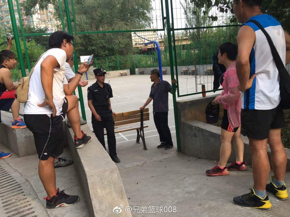 在距离原篮球场不远处的空地上,大爷大妈们已经摆开阵势重新起舞,虽然新场地略显紧凑,但她们的脸上依然带着对舞蹈的专注与热情,身后的绿树与灯光见证着这场耐心的转移。