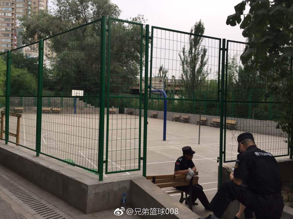 画面中这位满头银发的大爷曾是球场上的主力舞者,此刻他指着脚下的新场地,神情严肃地向公园工作人员表达着不满,似乎在诉说地面不平给这群平均年龄六十岁以上的舞友带来的困扰与不安。