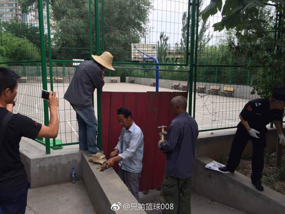 夜幕降临,华灯初上,公园的告示牌前围满了散步的市民。他们驻足观看,交头接耳地议论着这场持续多日的争端,背景是模糊的舞动身影,整个场景仿佛一幅现代都市生活需要重新寻找平衡点的缩影。