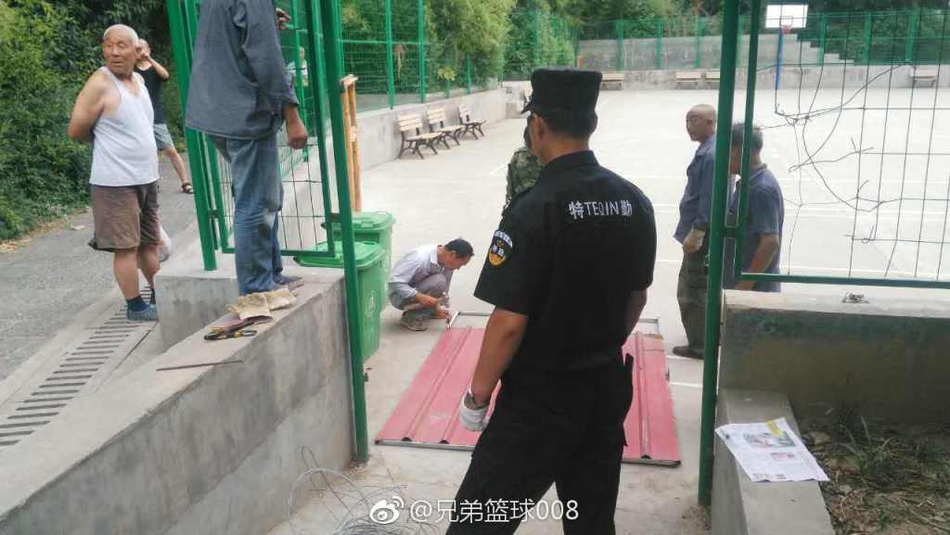 曾经热闹非凡的球场如今大门紧锁,一张白色的告示贴在铁门上,上面写着封闭通知,只留下门外几双迷茫的眼睛,仿佛在诉说着无处安放的运动热情。