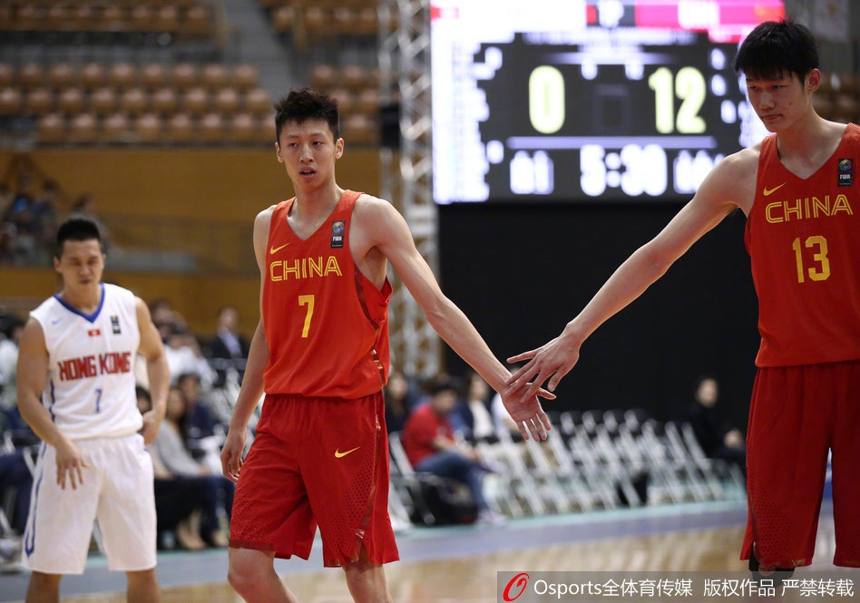 广厦双子星赵岩昊如离弦之箭般杀入禁区，面对防守球员高高跃起，眼神中充满坚决与自信。