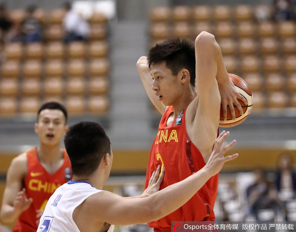 朱荣振面对防守强行杀向篮下，他利用身高优势高举高打，如同一辆重型坦克般不可阻挡。