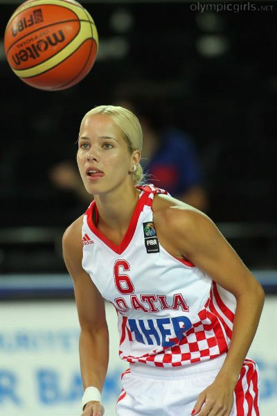 赛场上的米苏拉眼神如炬，她双手持球，身体微微躬起，仿佛下一秒就要撕裂对手的防线，专注的神情令人动容。