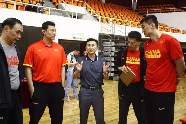 赛前红蓝两队全体成员齐聚中圈，杜锋和李楠并肩站在队伍最前排，队员们身着红白两色训练服，面带笑容对着镜头留下历史性的大合影。