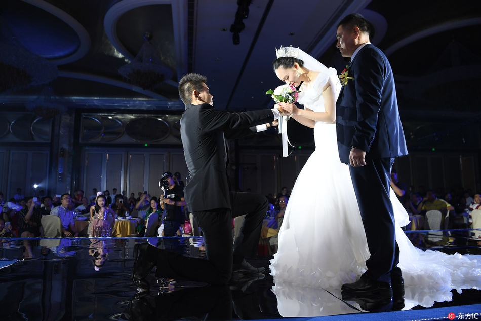 新娘脸上洋溢着幸福的笑容，手中没有捧花而是一颗篮球，展现出独特的篮球浪漫