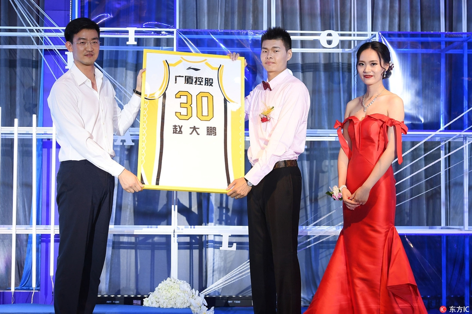 主帅李春江到场见证弟子大喜，与广厦老板楼明一同举杯向新人送上诚挚祝福