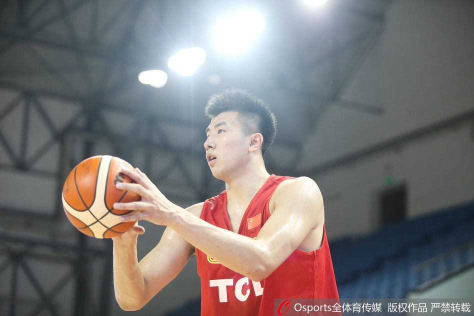 训练馆内灯光如昼,早早到场的主帅李楠双手抱胸,目光如炬地盯着场上的一举一动,助理教练戈尔则在一旁认真记录,两人身后的背景板上,中伊对抗赛的字样格外醒目。