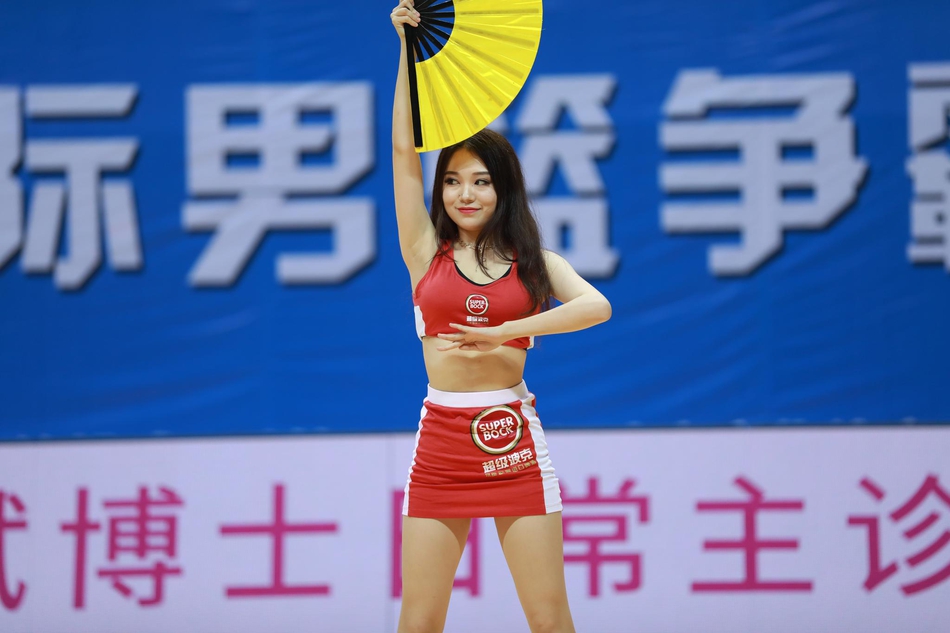 俄罗斯队的内线巨无霸尤拉斯在三人包夹下依然强行摘下篮板,他宽厚的身躯宛如一堵移动的城墙,让对手的防守显得徒劳无功。