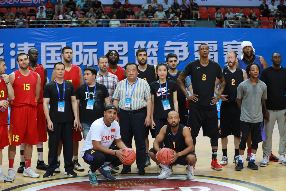 立陶宛球员眼疾手快完成关键抢断,瞬间发动反击,他像一阵旋风般冲向空旷的对手半场,眼神中充满了战斗民族的坚毅与对胜利的渴望。