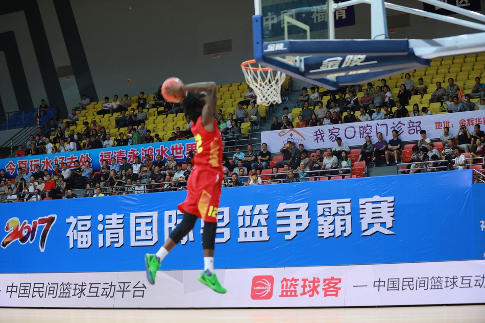 俄罗斯队后卫如灵蛇般突破立陶宛人的防线,他在空中对抗后奋力上篮,整个体育馆的目光都聚焦于这颗决定命运的篮球。