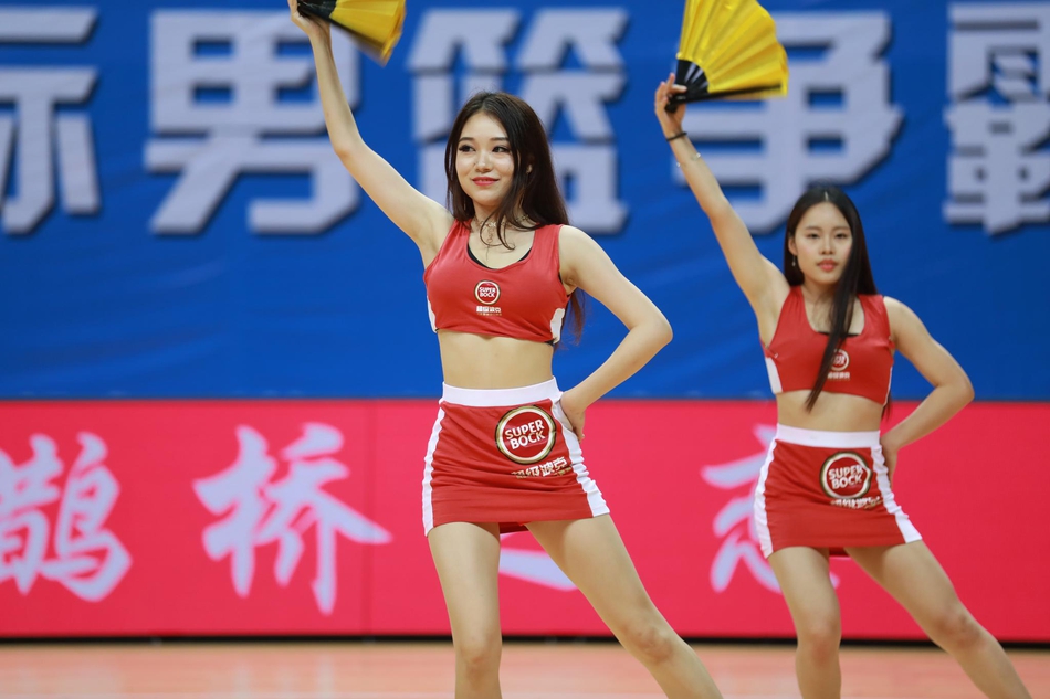 俄罗斯队教练在场边激情指挥,他挥舞着拳头,试图唤醒队员们的防守激情,身后的巨大计分牌记录着这场毫厘之间的激烈对决。