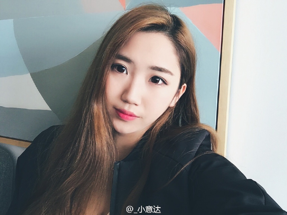 照片中的女孩五官精致立体，即使只是简单的居家自拍，也掩盖不住她清纯的气质和甜美的笑容。