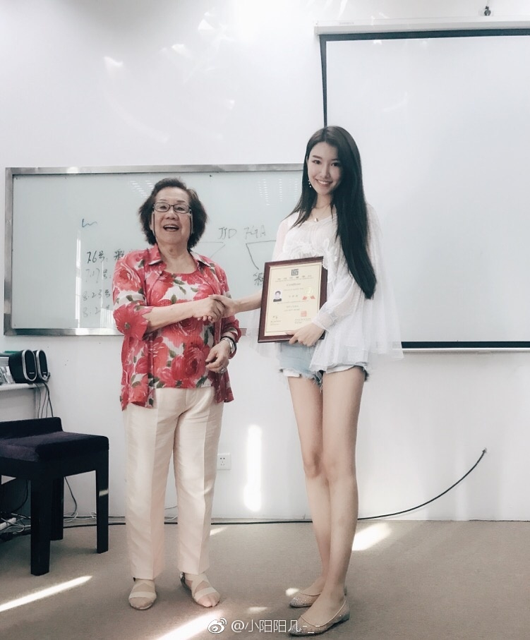 马阳阳手捧珠宝学院证书,面对镜头温婉浅笑,优雅气质中透着知性美