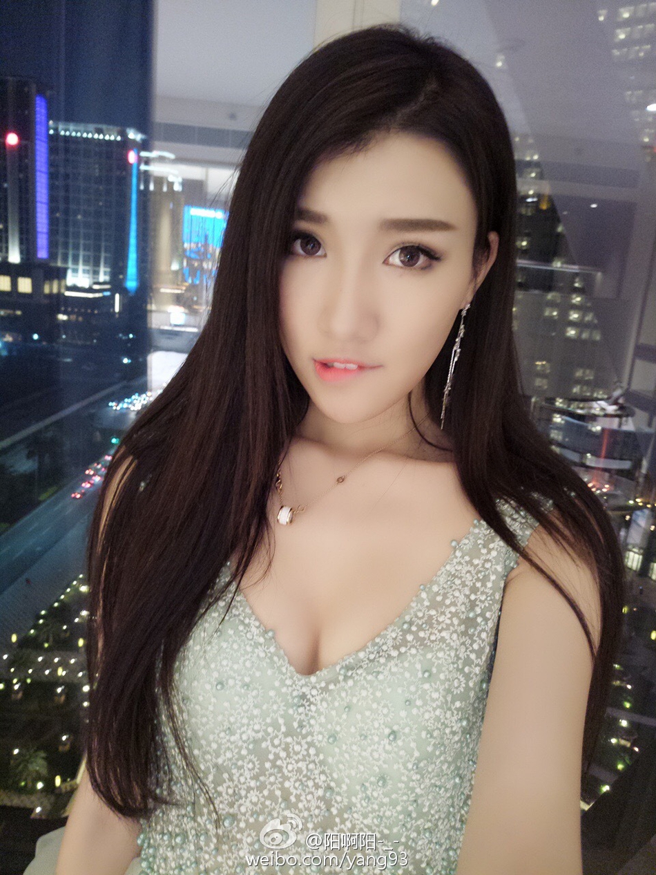 马阳阳身着简约休闲装,自然的站姿勾勒出高挑曼妙的身形,散发着阳光活力的气息