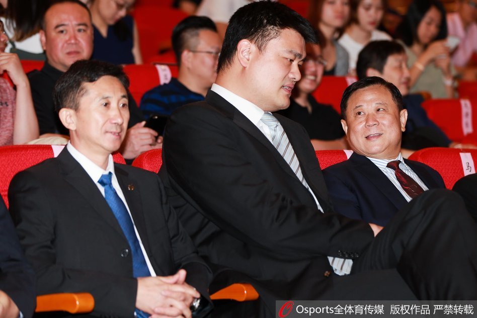 在发布会现场，姚明、李金生与白喜林并肩而坐，神情专注地探讨着改革细节，三人眼神交汇间透露出对中国篮球未来的坚定信念。