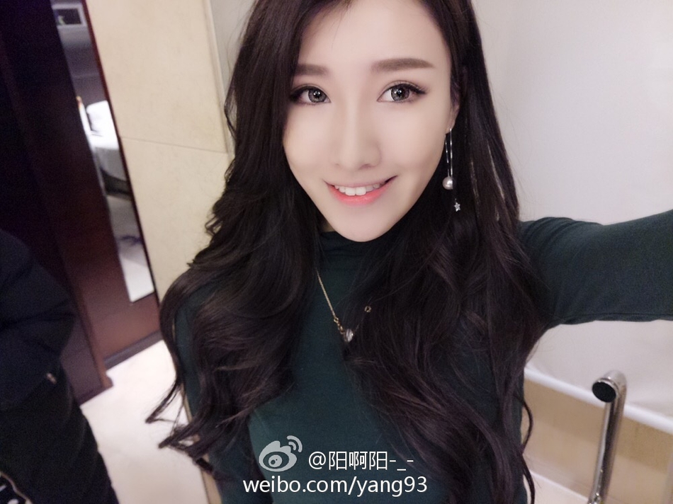 郭艾伦女友晒证书美腿吸睛