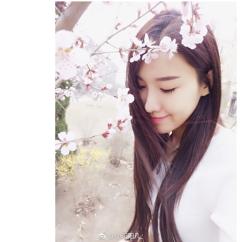 马阳阳晒出学习珠宝鉴定的工作照,专注的神情透露出她对专业的执着与热爱