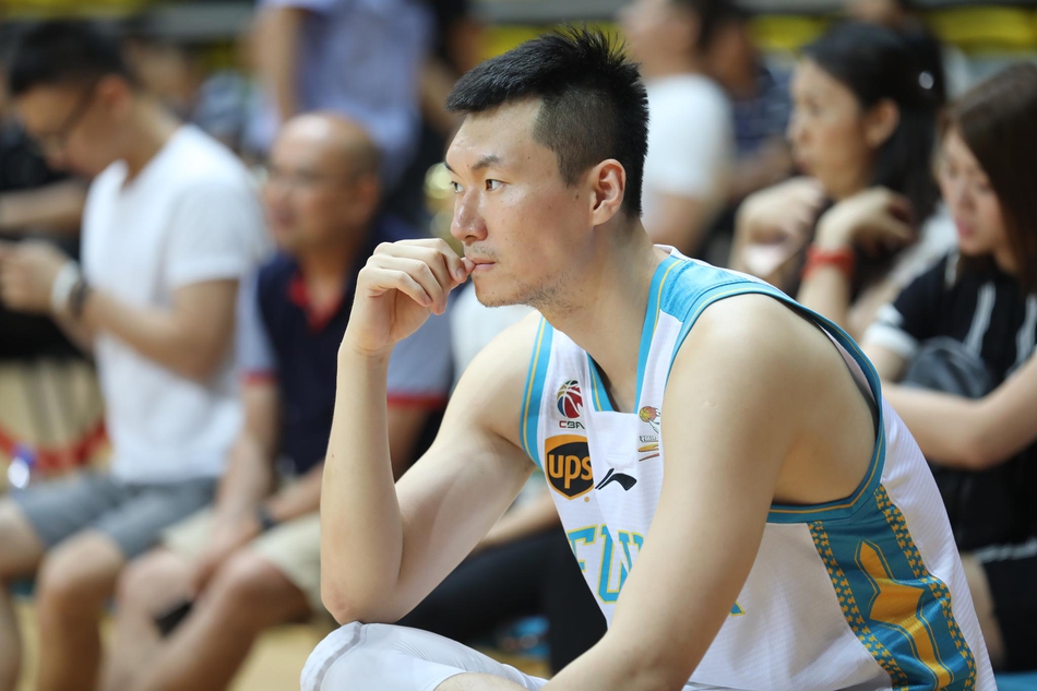 俄罗斯队球员雷诺在严密防守下强行突破,他的犀利突破是球队撕开防线的重要武器