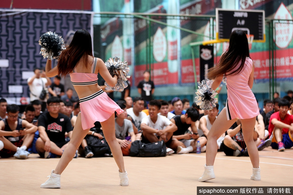 瞬间的意外并未影响整体表演,篮球宝贝们依然保持着灿烂的笑容和整齐的舞步,用激情点燃了整座球场。