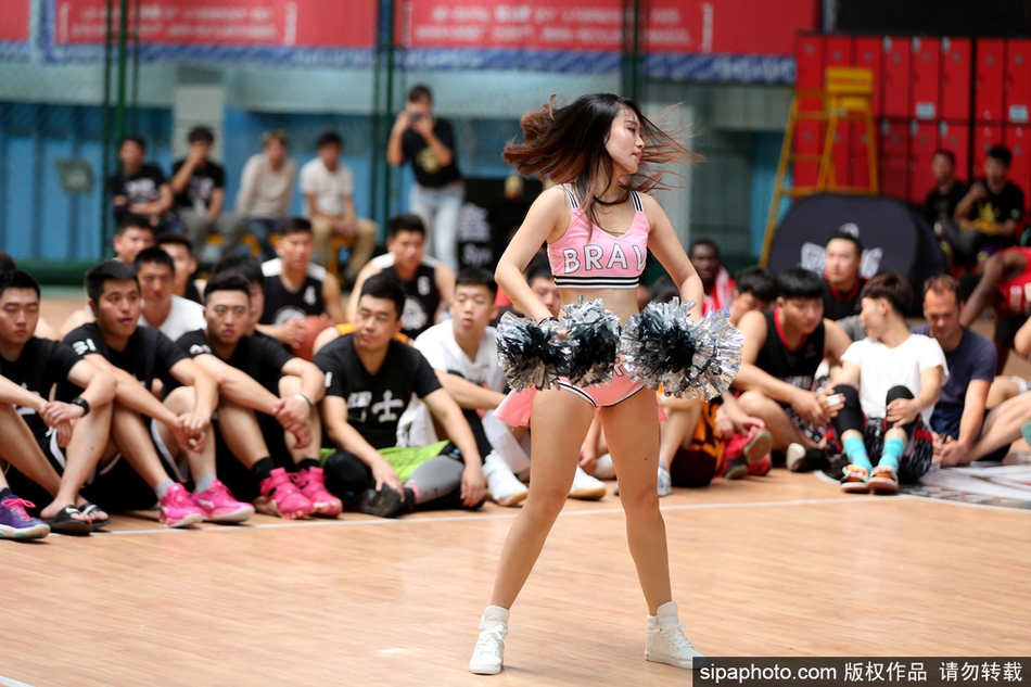 一位篮球宝贝在进行高难度动作时肩带不慎滑落,她临危不乱,依然保持着自信的微笑,展现出极强的专业应变能力。