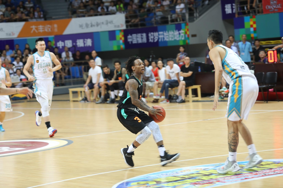 福建队中锋孙喆在篮下强起,面对多人包夹将球稳稳放入篮筐,展现出内线的绝对统治力