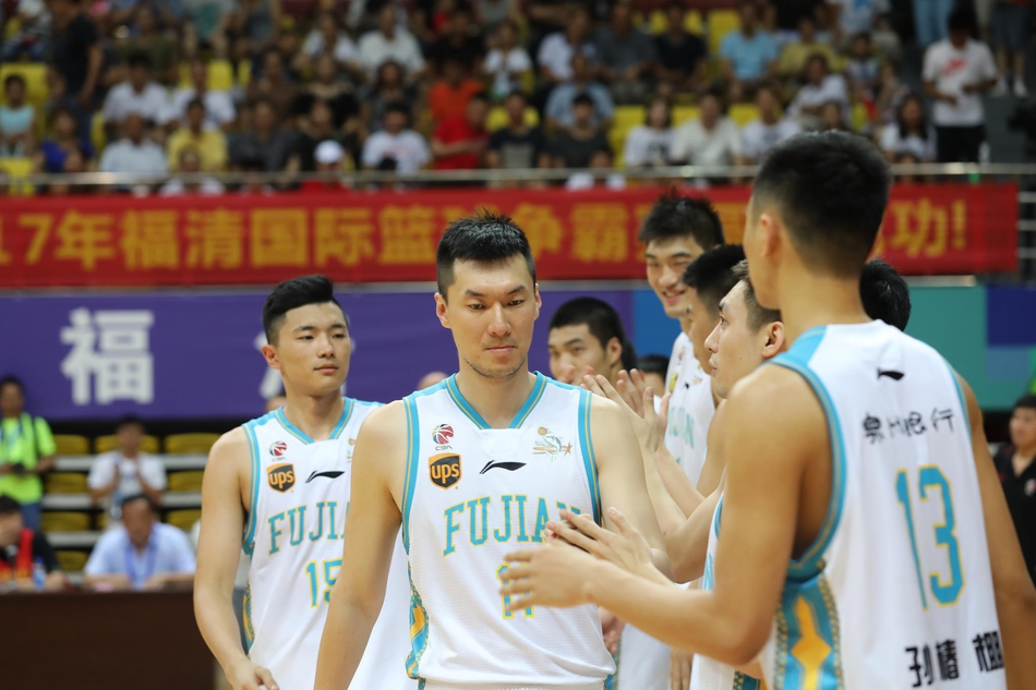 福建队队长周启新在快攻中上篮得分,他犀利的突破和强硬的防守是球队逆转比赛的关键