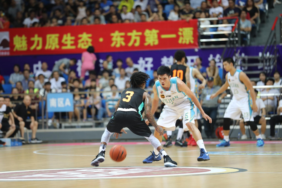 赛后,福建队球员们簇拥在场地中央,共同庆祝这来之不易的冠军时刻,每个人的脸上都洋溢着胜利的喜悦