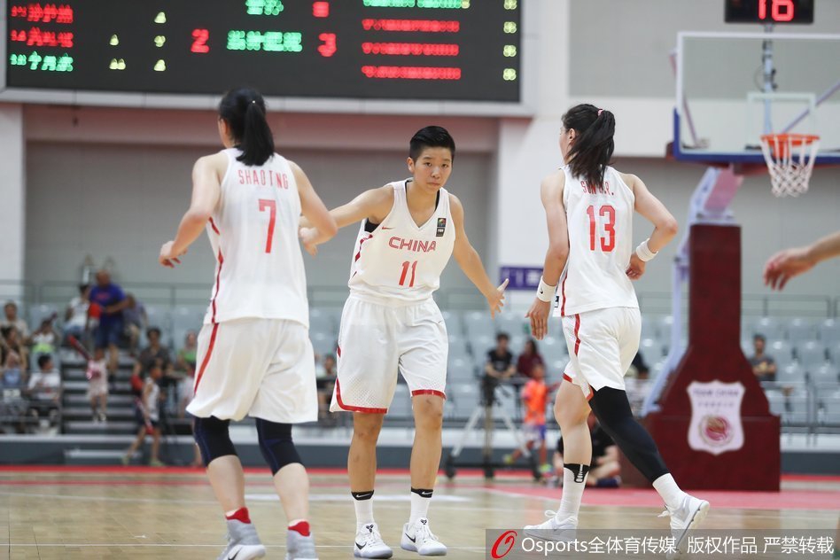 黄思静强硬打进关键一球后,激动地与队友击掌庆祝,斗志昂扬。