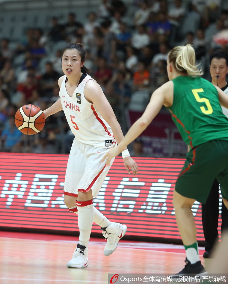 李月汝在篮下高高跃起,犹如一堵移动的长城,狠狠地将对手的上篮盖下。