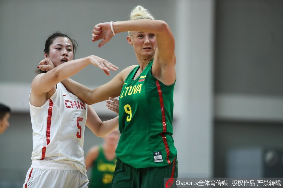 孙梦然面对防守,自信地运球推进,展现出内线球员难得的细腻技术。