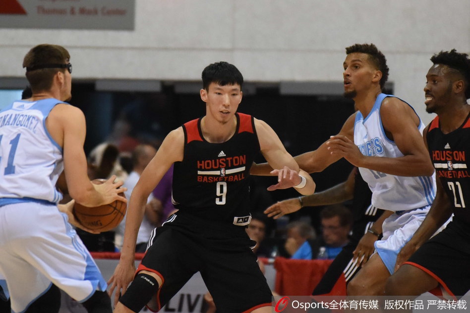 周琦在场上与队友认真交流战术，用手势比划着跑位路线