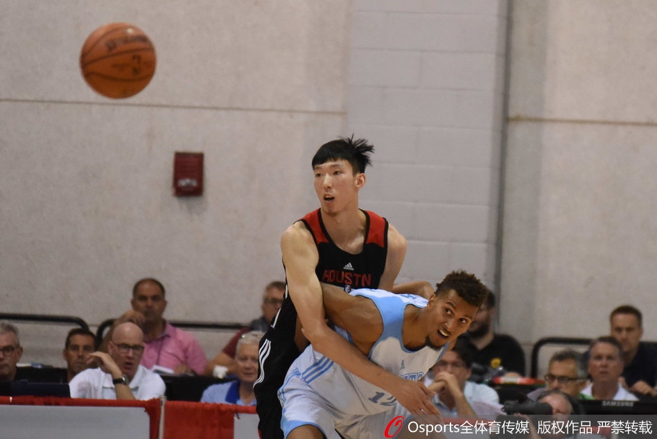 周琦在骑士队球员上篮瞬间，奋力跃起送出排球大帽，防守威慑力尽显