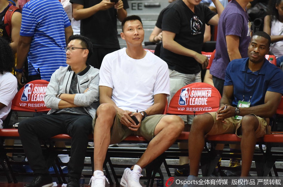 骑士队球员上篮瞬间,周琦如同一张巨网从天而降,用一记势大力沉的盖帽拒绝了对手的得分企图,动作干净利落。