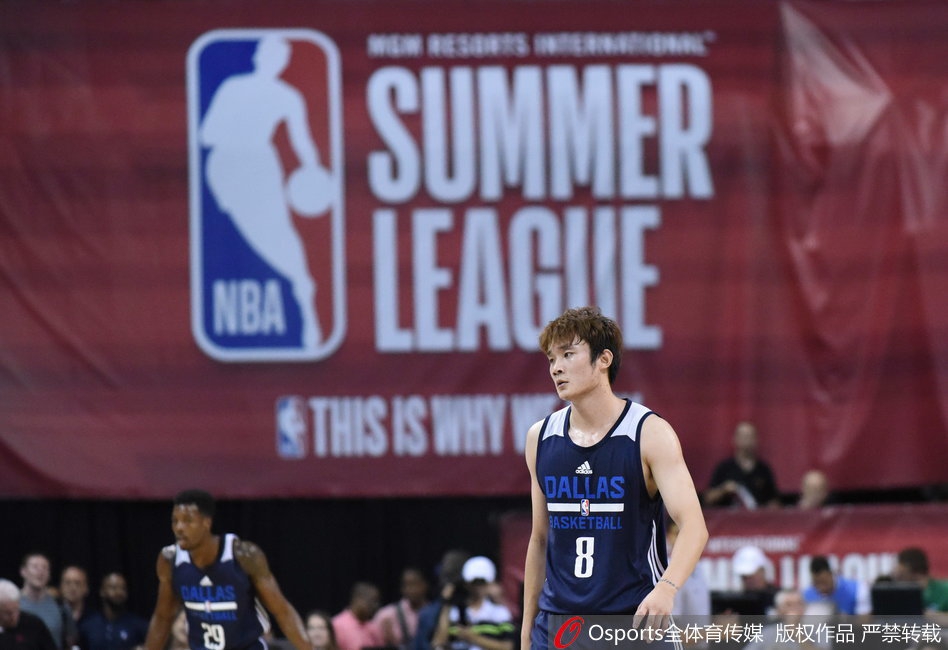 丁彦雨航神情专注地站在场边准备登场，眼神中充满坚定与渴望