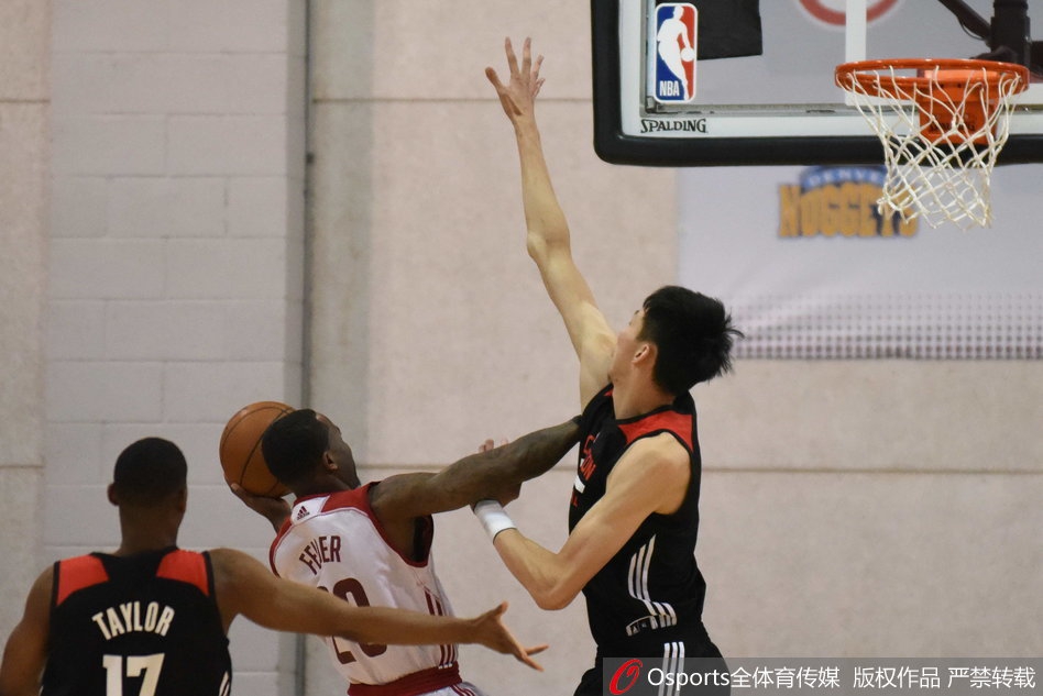 周琦在低位背身单打防守球员,他用力倚住对手,试图转身完成进攻,眼神中充满了挑战自我的渴望。