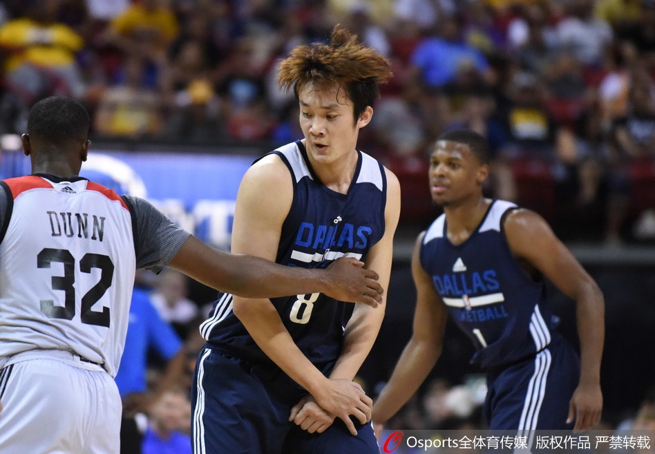 丁彦雨航在人群中高高跃起，奋力拼抢篮板球，展现出强烈的求胜欲望