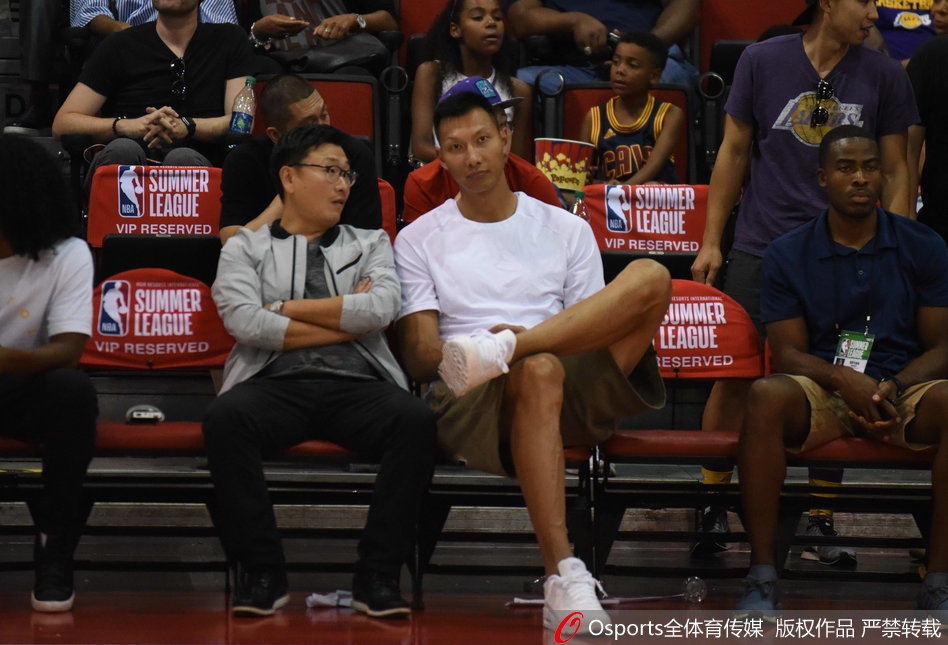 周琦在对手头顶奋力摘下篮板,他修长的手臂完全舒展,眼神中透露出守护禁区的坚定与霸气。