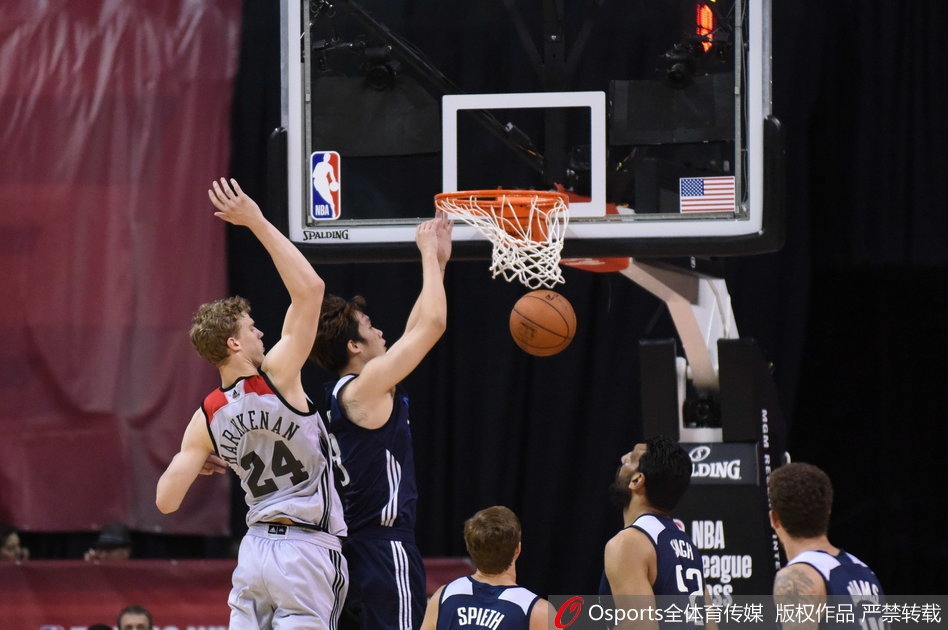 丁彦雨航运球强行突破，面对防守对抗，眼神坚毅地冲击篮筐