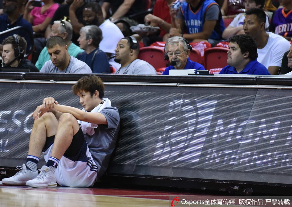 赛后，马布里与丁彦雨航并肩走向球员通道，两人的背影在灯光下被拉长，仿佛预示着中国球员在NBA道路上的漫长征途正迎来新的同行者。