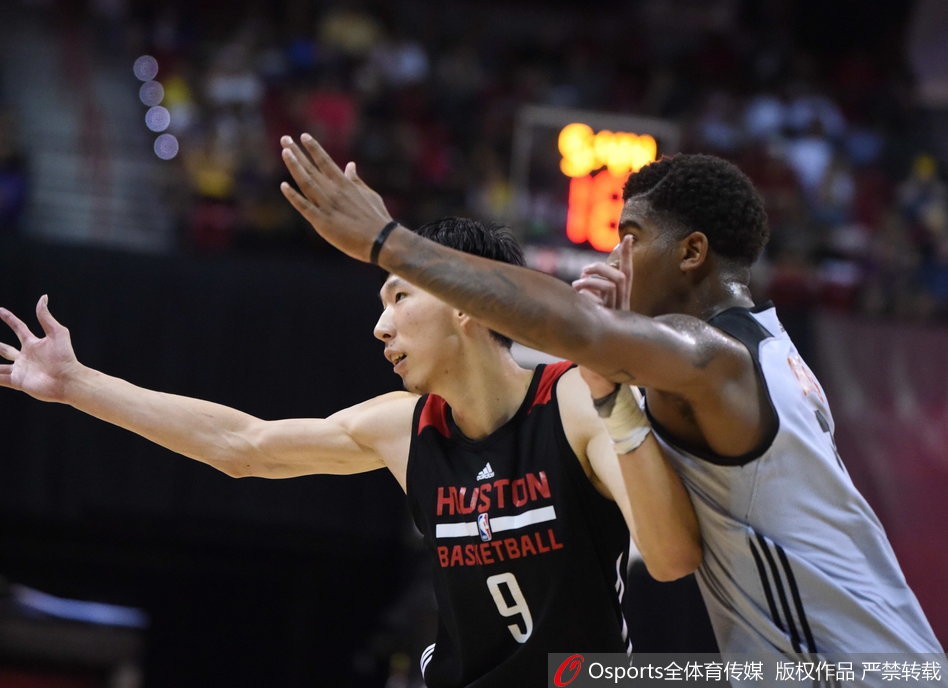 周琦在比赛中被侵犯，随后站上罚球线，神情专注地调整呼吸，准备罚球。