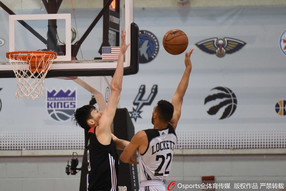 周琦在夏季联赛中高高跃起，如长城般封盖对手投篮，令老鹰队球员面露难色