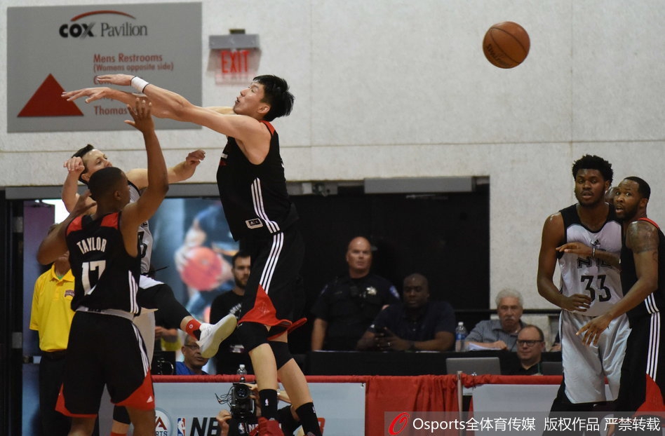 面对对手的强势突破，周琦毫不畏惧，用长臂干扰对手上篮，展现出篮下防守的强硬姿态