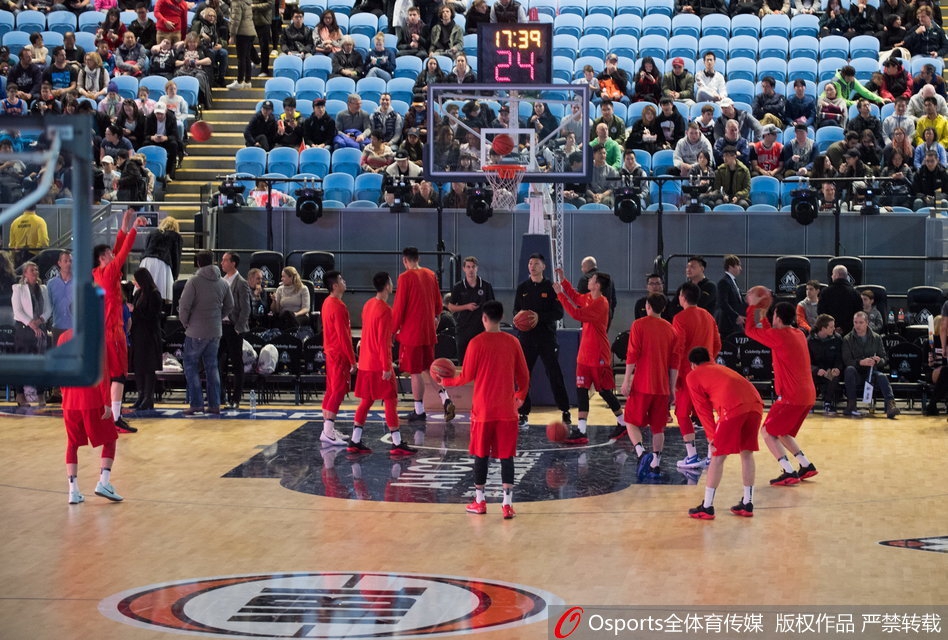 中国队后卫于德豪在墨尔本联队球员的严密包夹下,如尖刀般强行突破,脸上写满了坚毅与果敢。