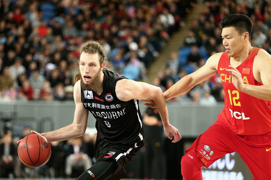 顾全在三分线外接球,面对安德森的防守果断出手,皮球划出一道美丽的弧线飞向篮筐。