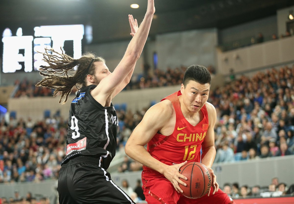 身强体壮的李根在对手的拉拽下依旧强行突破,如同重型坦克一般碾向禁区,展现了强大的核心力量。