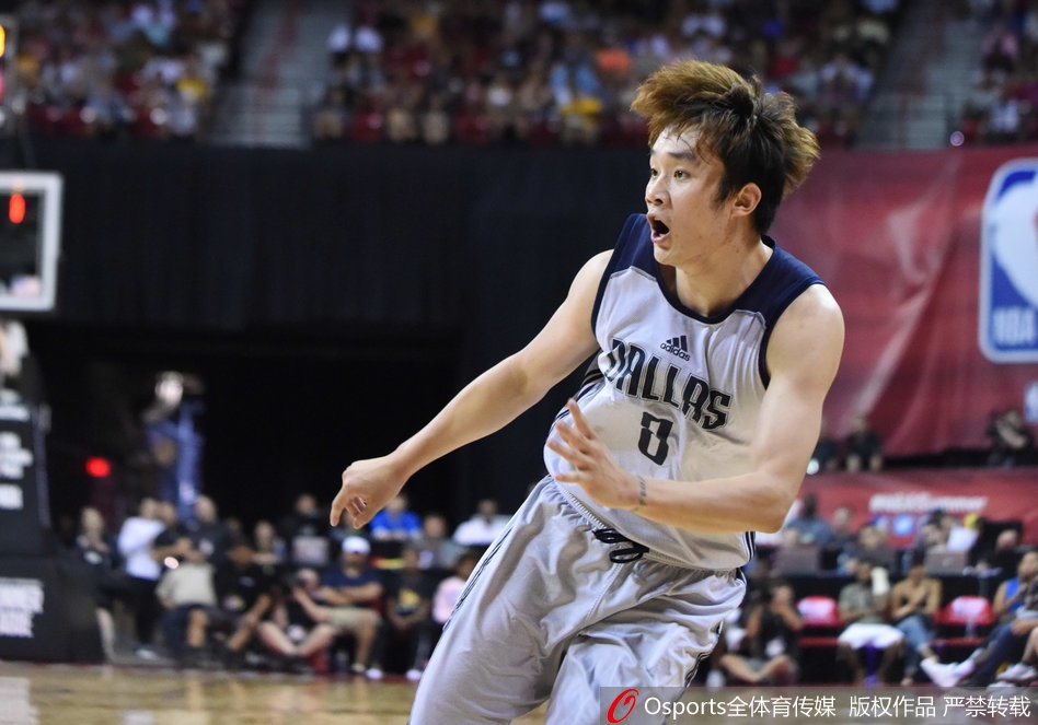 面对防守人，丁彦雨航毫不犹豫地选择三分出手，球在空中划过一道美丽的弧线。