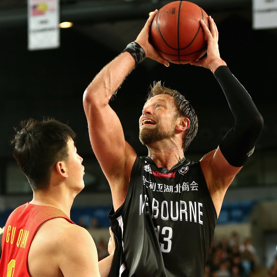 高尚神情专注地观察着场上的局势,寻找传球或突破的最佳时机,年轻后卫正在激烈的对抗中学习成长。