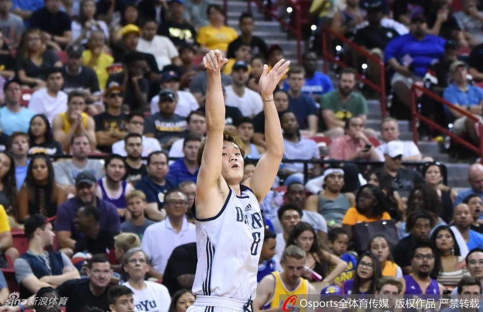 丁彦雨航在场上与队友进行战术挡拆，两人眼神交流后迅速拆开寻找进攻机会。