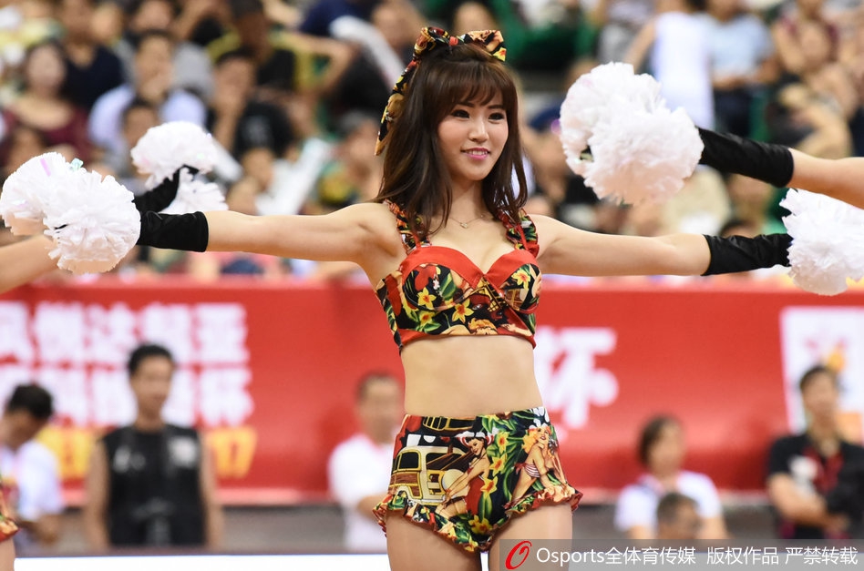 一位篮球宝贝扎着高马尾，身穿露脐复古上衣和热裤，回眸瞬间眼神自信而灵动，完美展现了力与美的结合。